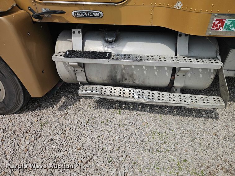 image for item EO7302 2000 Freightliner FLD semi truck