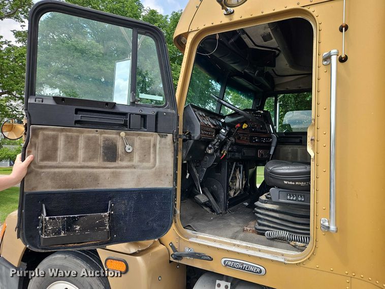 image for item EO7302 2000 Freightliner FLD semi truck
