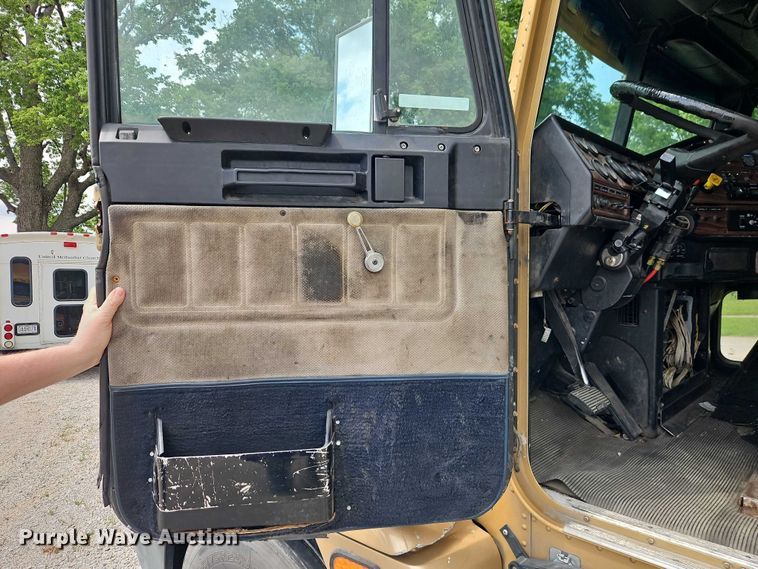 image for item EO7302 2000 Freightliner FLD semi truck