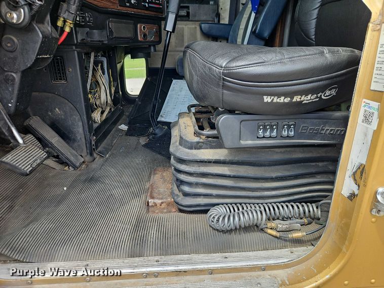 image for item EO7302 2000 Freightliner FLD semi truck