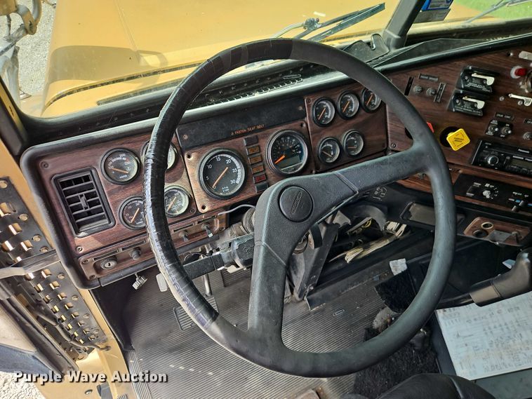 image for item EO7302 2000 Freightliner FLD semi truck