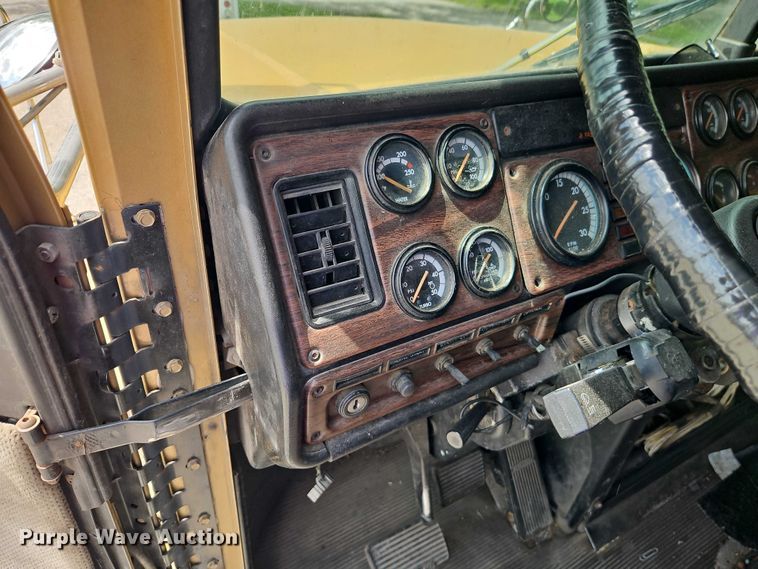 image for item EO7302 2000 Freightliner FLD semi truck