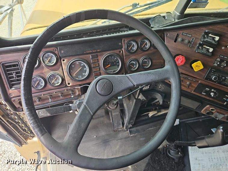 image for item EO7302 2000 Freightliner FLD semi truck