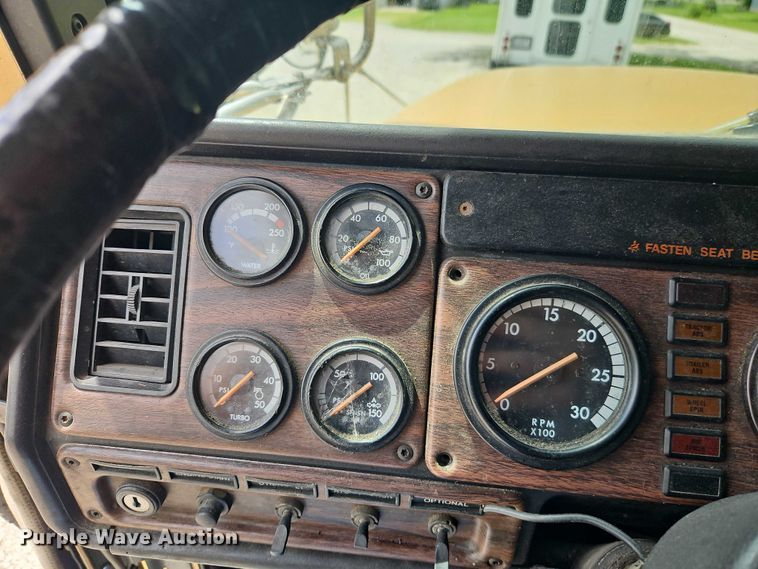 image for item EO7302 2000 Freightliner FLD semi truck