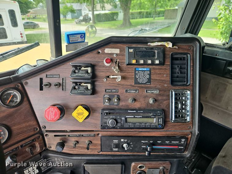 image for item EO7302 2000 Freightliner FLD semi truck