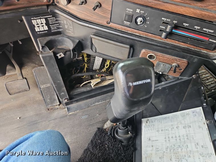 image for item EO7302 2000 Freightliner FLD semi truck