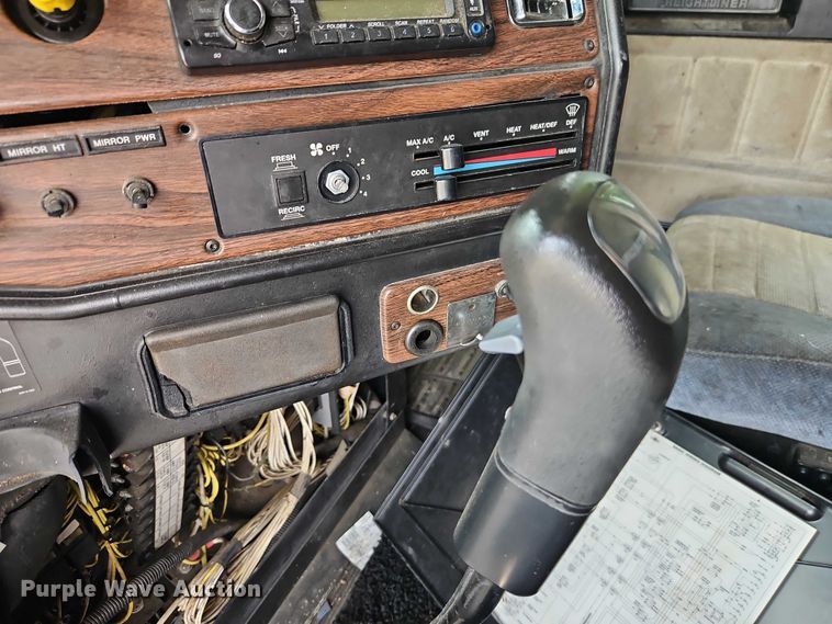 image for item EO7302 2000 Freightliner FLD semi truck