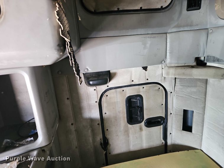 image for item EO7302 2000 Freightliner FLD semi truck