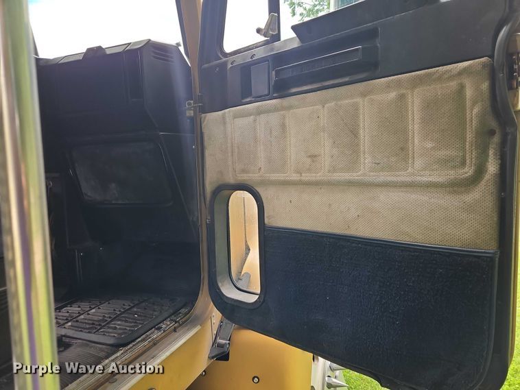 image for item EO7302 2000 Freightliner FLD semi truck