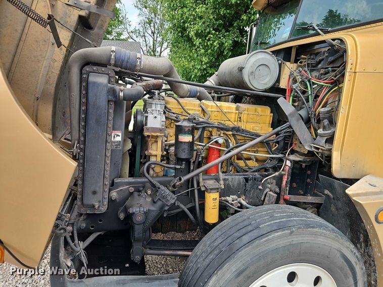image for item EO7302 2000 Freightliner FLD semi truck