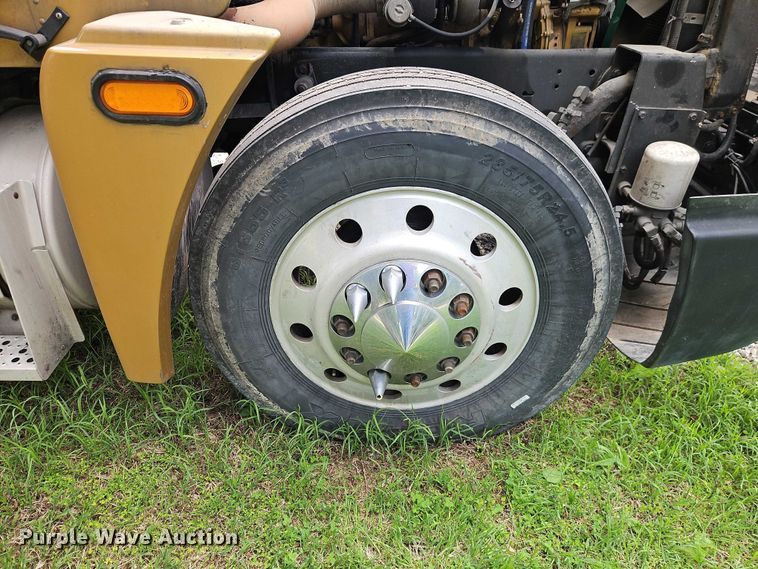 image for item EO7302 2000 Freightliner FLD semi truck