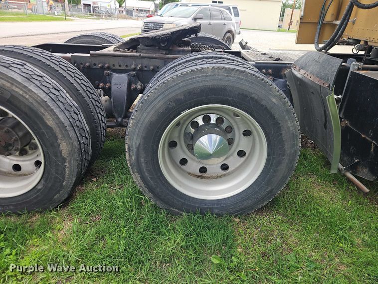 image for item EO7302 2000 Freightliner FLD semi truck