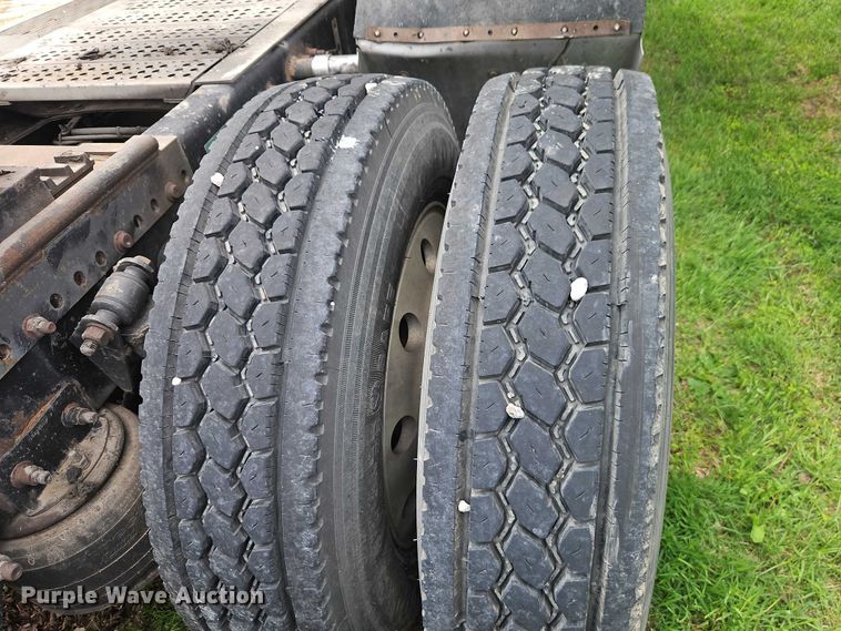 image for item EO7302 2000 Freightliner FLD semi truck
