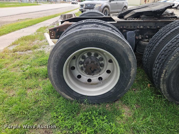 image for item EO7302 2000 Freightliner FLD semi truck