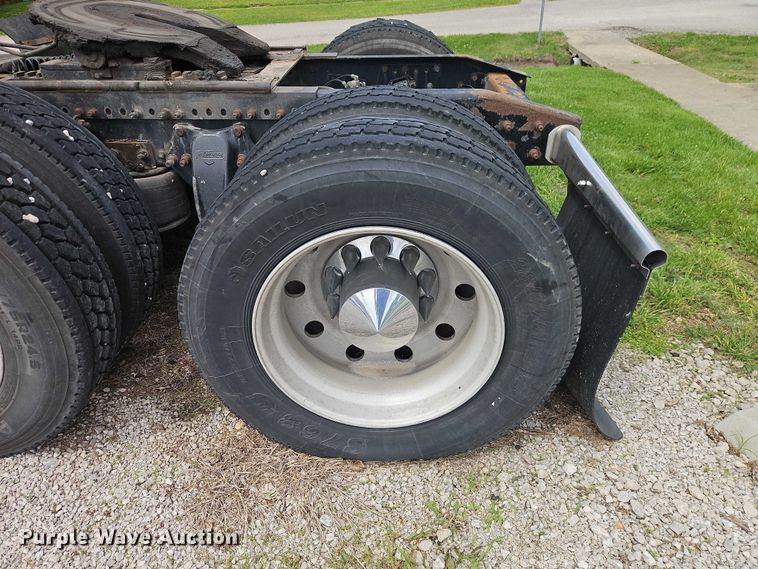 image for item EO7302 2000 Freightliner FLD semi truck