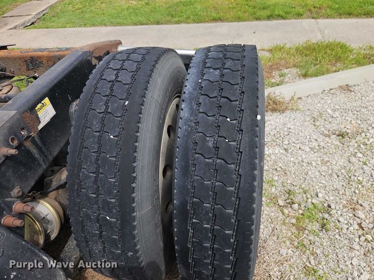image for item EO7302 2000 Freightliner FLD semi truck