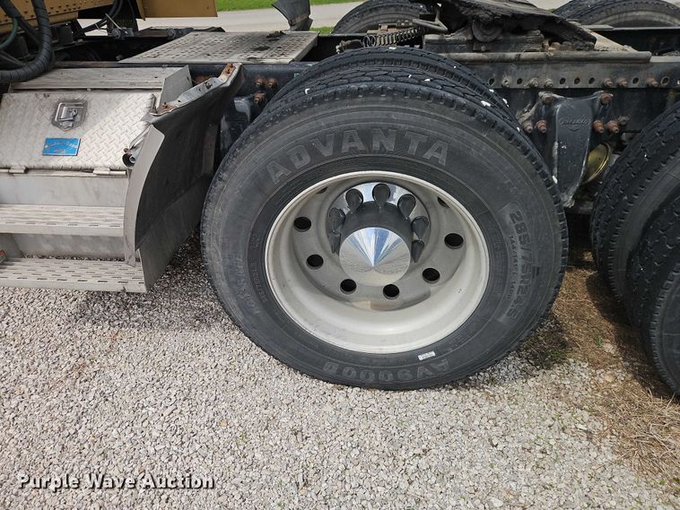 image for item EO7302 2000 Freightliner FLD semi truck