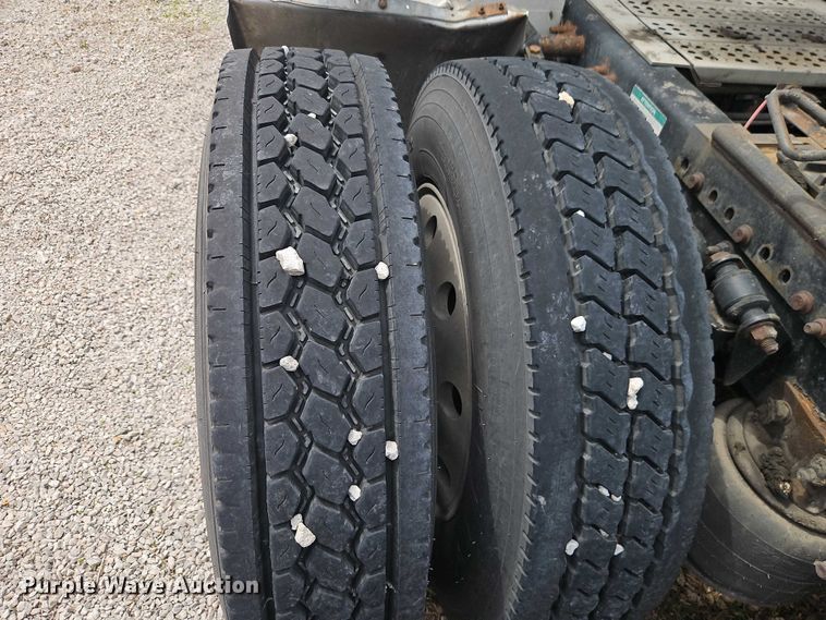 image for item EO7302 2000 Freightliner FLD semi truck