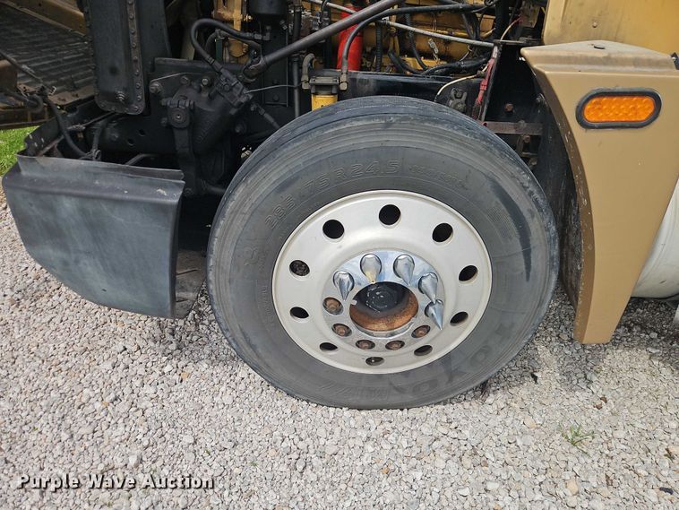 image for item EO7302 2000 Freightliner FLD semi truck