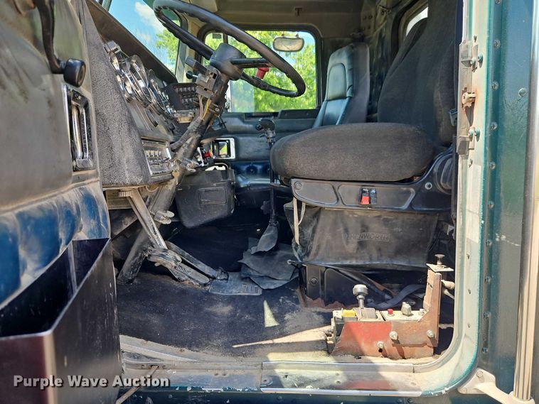 image for item EO7303 1993 Kenworth T660 semi truck