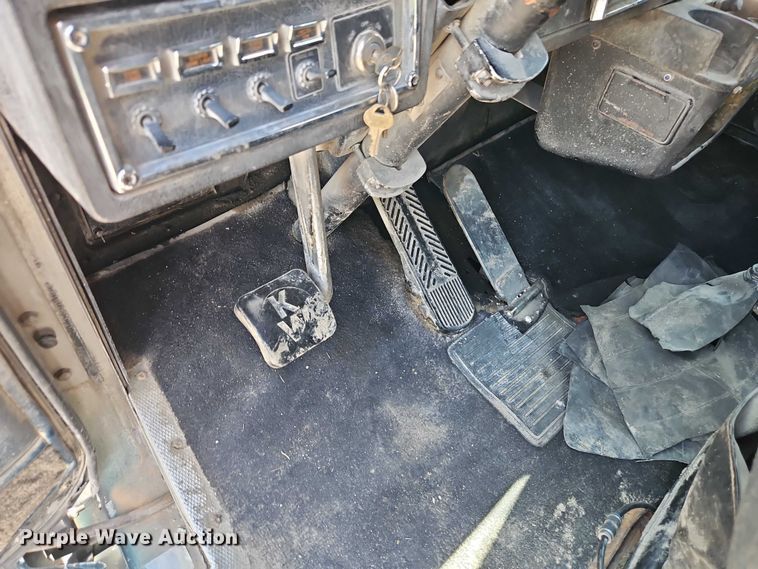 image for item EO7303 1993 Kenworth T660 semi truck