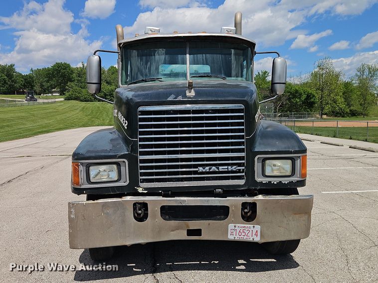 image for item EO7304 2010 Mack CHU613 semi truck