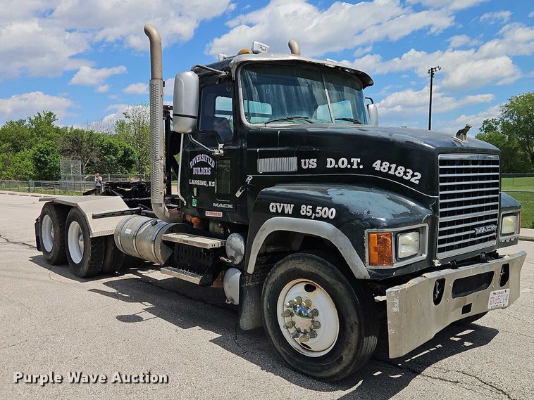 image for item EO7304 2010 Mack CHU613 semi truck