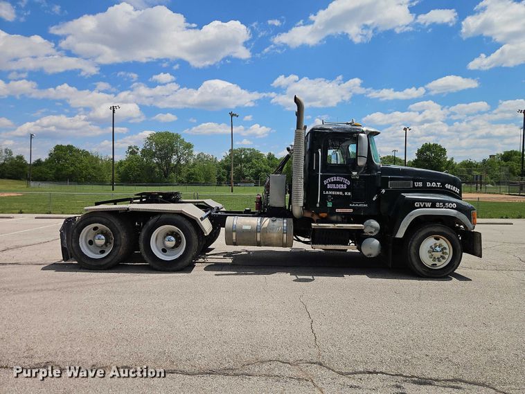 image for item EO7304 2010 Mack CHU613 semi truck