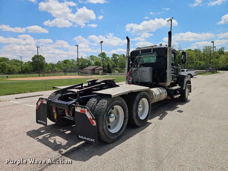 image for item EO7304 2010 Mack CHU613 semi truck