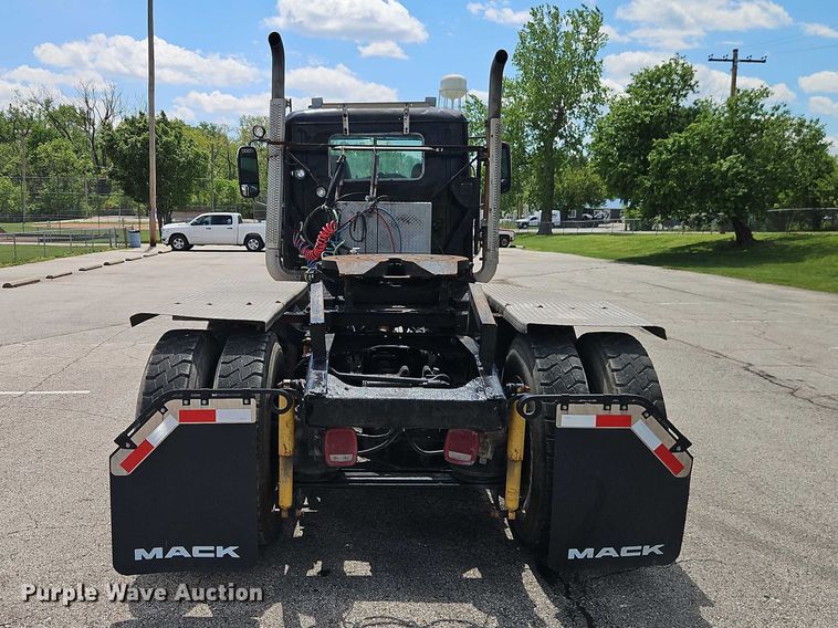 image for item EO7304 2010 Mack CHU613 semi truck