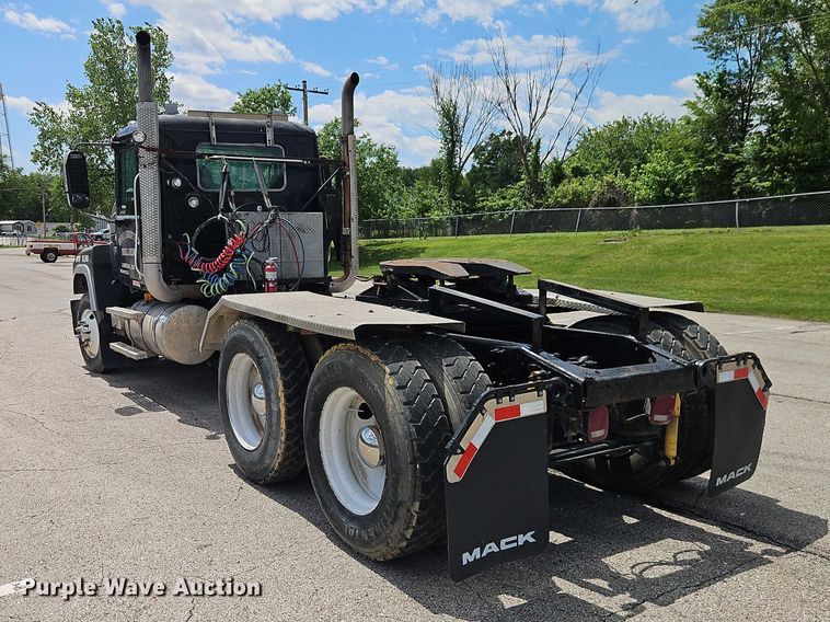 image for item EO7304 2010 Mack CHU613 semi truck