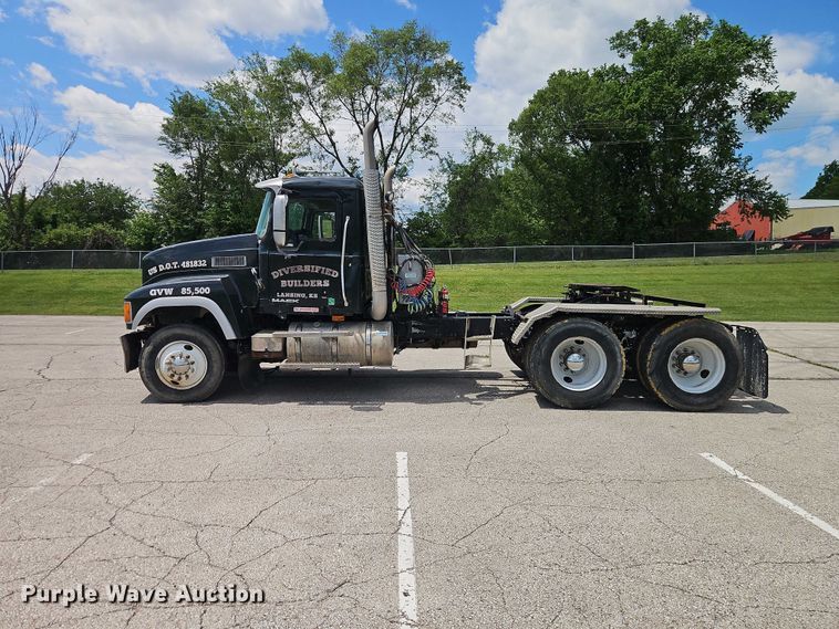 image for item EO7304 2010 Mack CHU613 semi truck