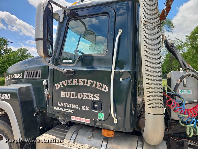 image for item EO7304 2010 Mack CHU613 semi truck