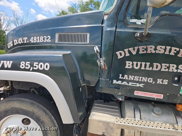 image for item EO7304 2010 Mack CHU613 semi truck