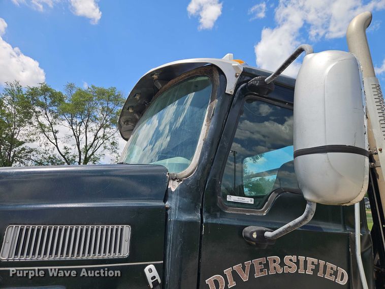 image for item EO7304 2010 Mack CHU613 semi truck