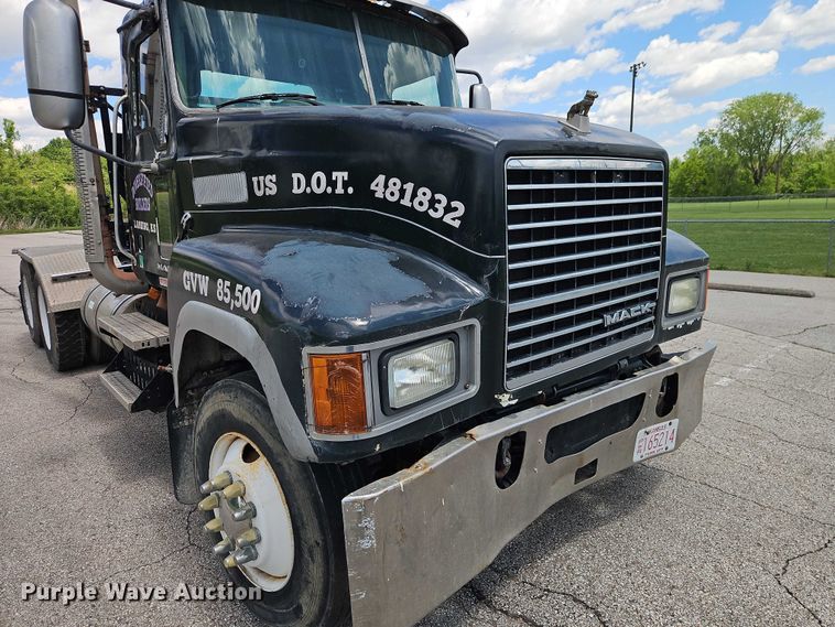 image for item EO7304 2010 Mack CHU613 semi truck