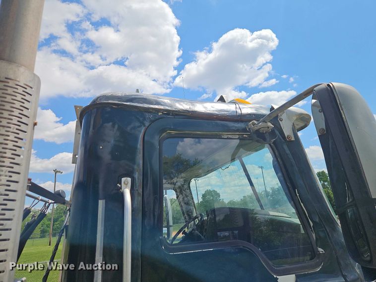 image for item EO7304 2010 Mack CHU613 semi truck