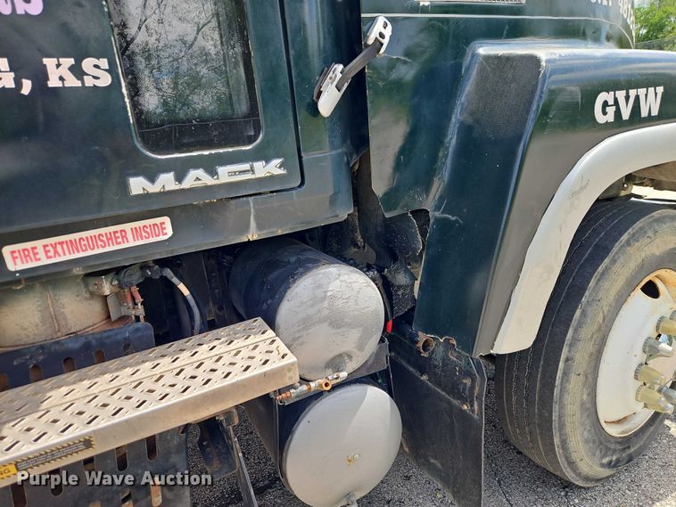 image for item EO7304 2010 Mack CHU613 semi truck