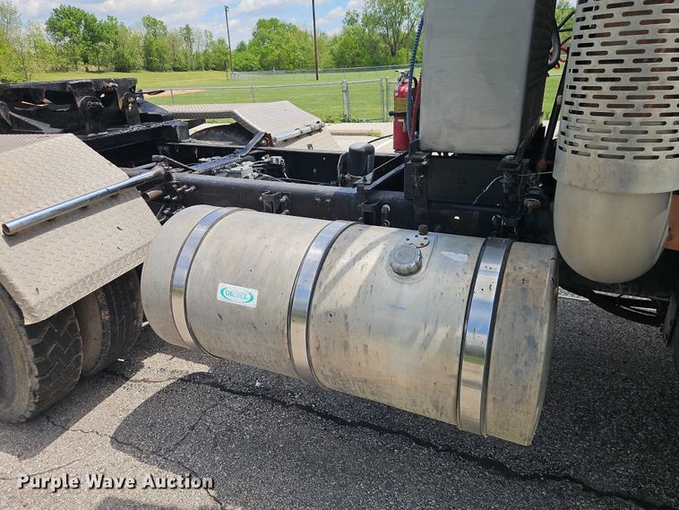 image for item EO7304 2010 Mack CHU613 semi truck