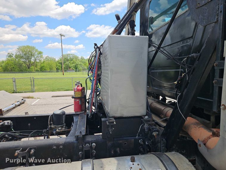 image for item EO7304 2010 Mack CHU613 semi truck