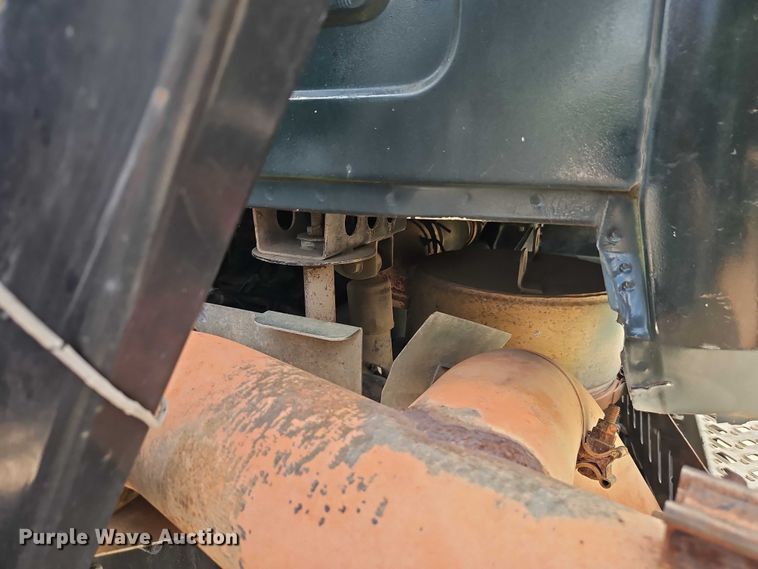 image for item EO7304 2010 Mack CHU613 semi truck