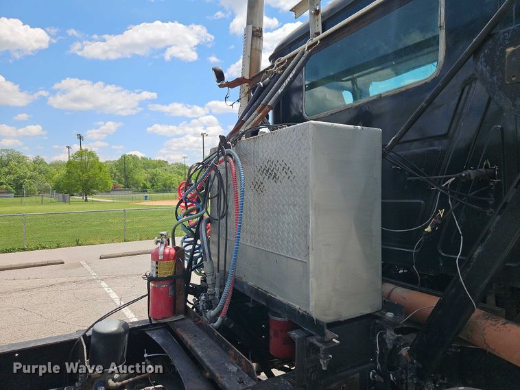 image for item EO7304 2010 Mack CHU613 semi truck