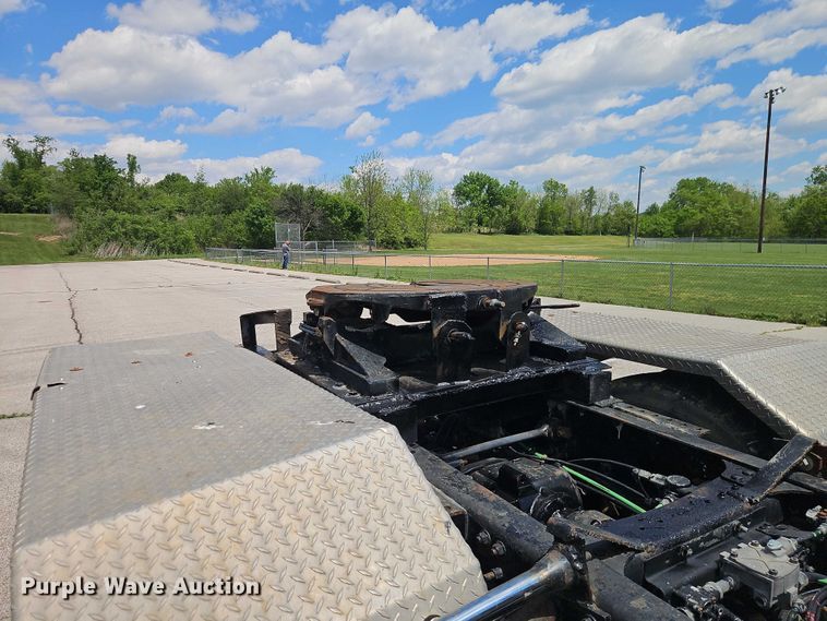 image for item EO7304 2010 Mack CHU613 semi truck