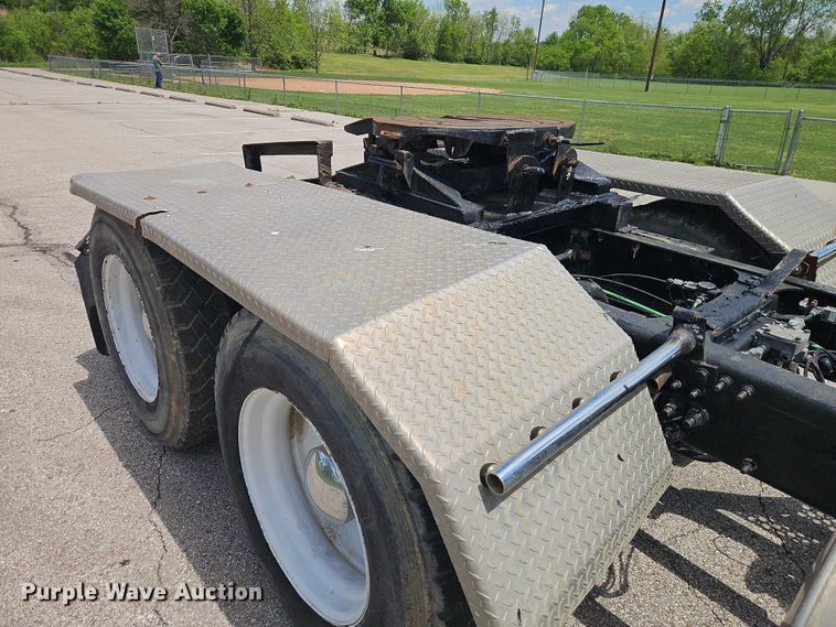 image for item EO7304 2010 Mack CHU613 semi truck