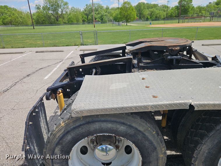 image for item EO7304 2010 Mack CHU613 semi truck