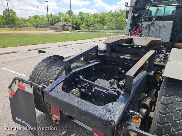 image for item EO7304 2010 Mack CHU613 semi truck