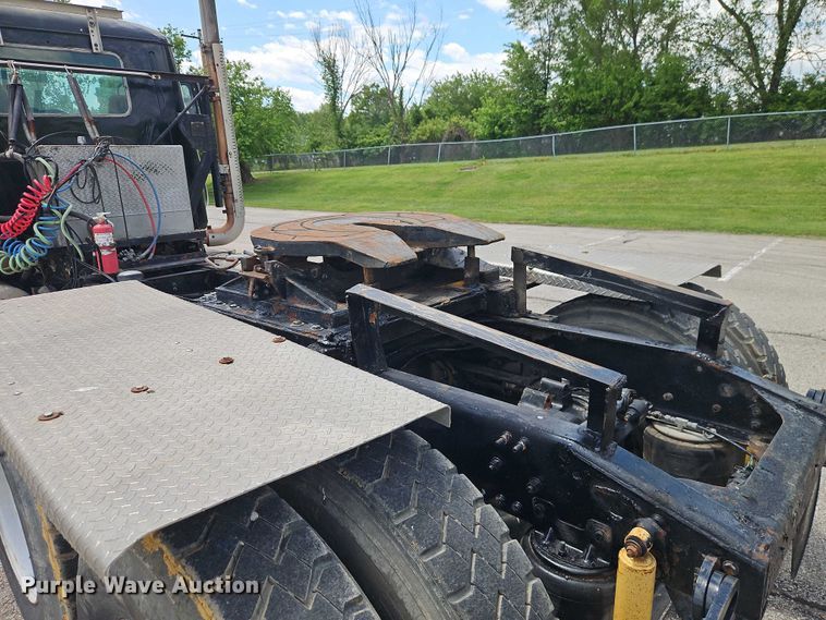 image for item EO7304 2010 Mack CHU613 semi truck
