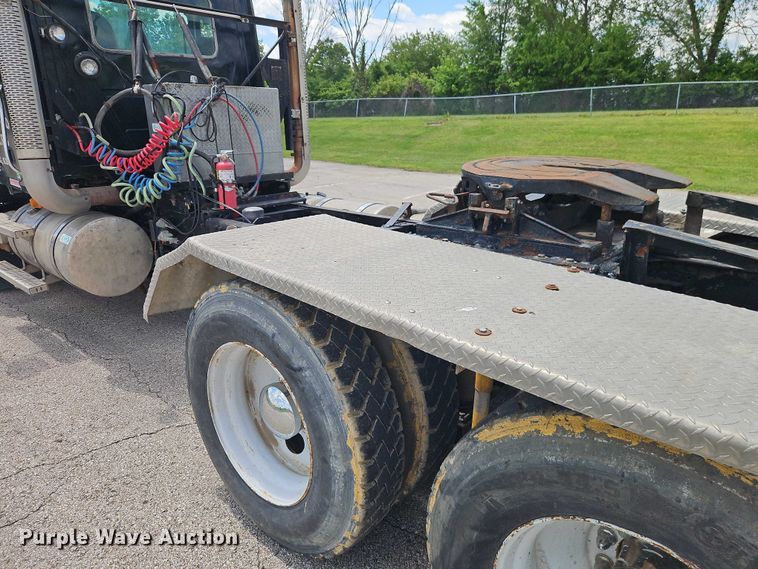 image for item EO7304 2010 Mack CHU613 semi truck