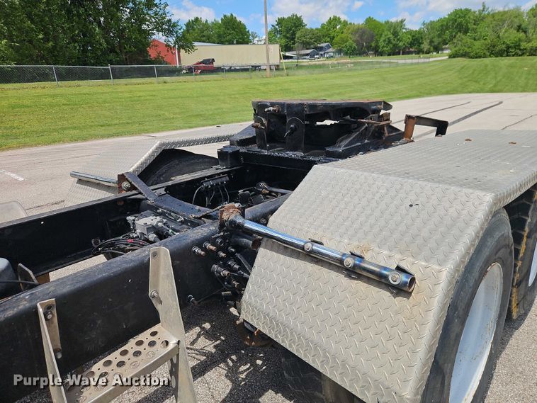 image for item EO7304 2010 Mack CHU613 semi truck