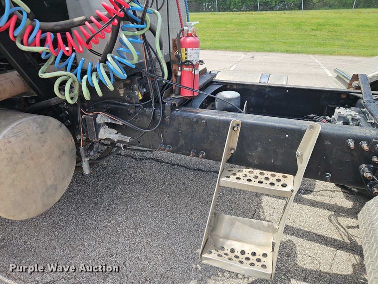 image for item EO7304 2010 Mack CHU613 semi truck